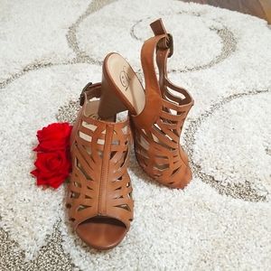 Brown sandals with a small thick heel 5.5